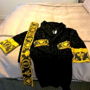 Sell a large, unisex bath robe.